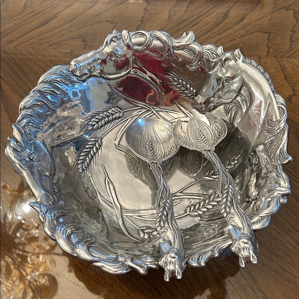 Arthur Court. 14” Equestrian Salad Serving Bowl. Beautiful Condition. W serving